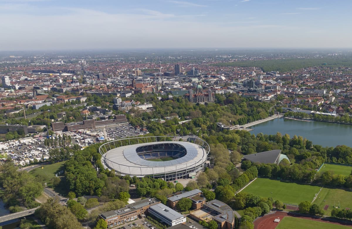 Luftbild der Heinz-von-Heiden-Arena am Maschsee, im Hintergrund das Neue Rathaus und die Innenstadt von Hannover.