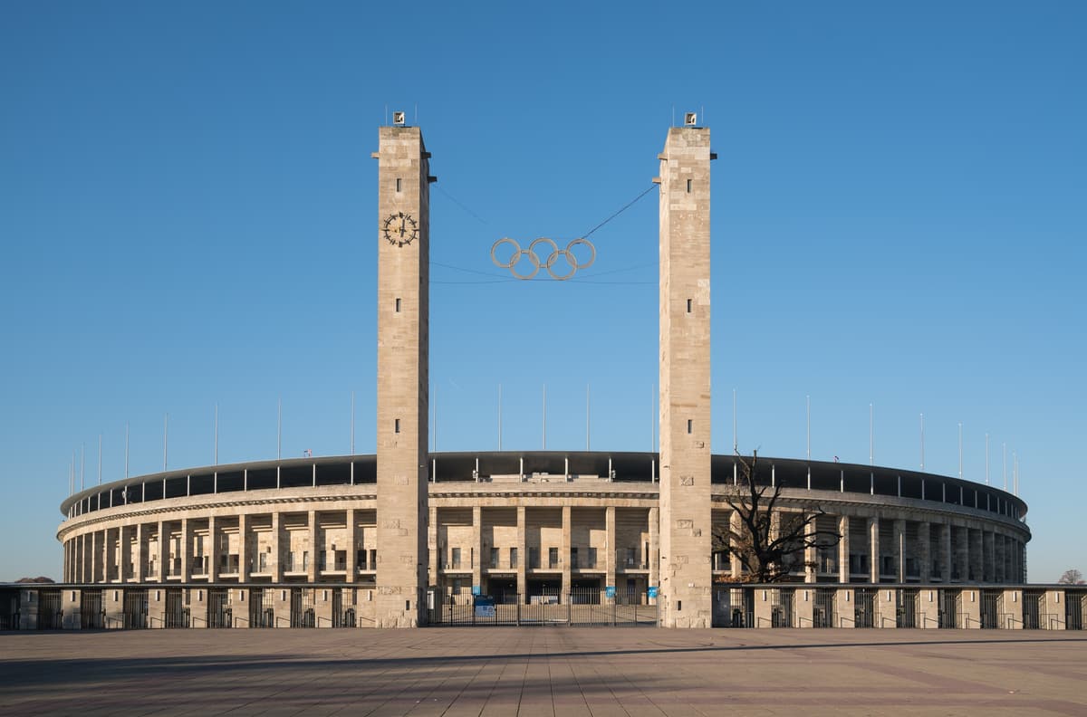 Das Olympiastadion Berlin von Osten mit den beiden Türmen und den olympischen Ringen