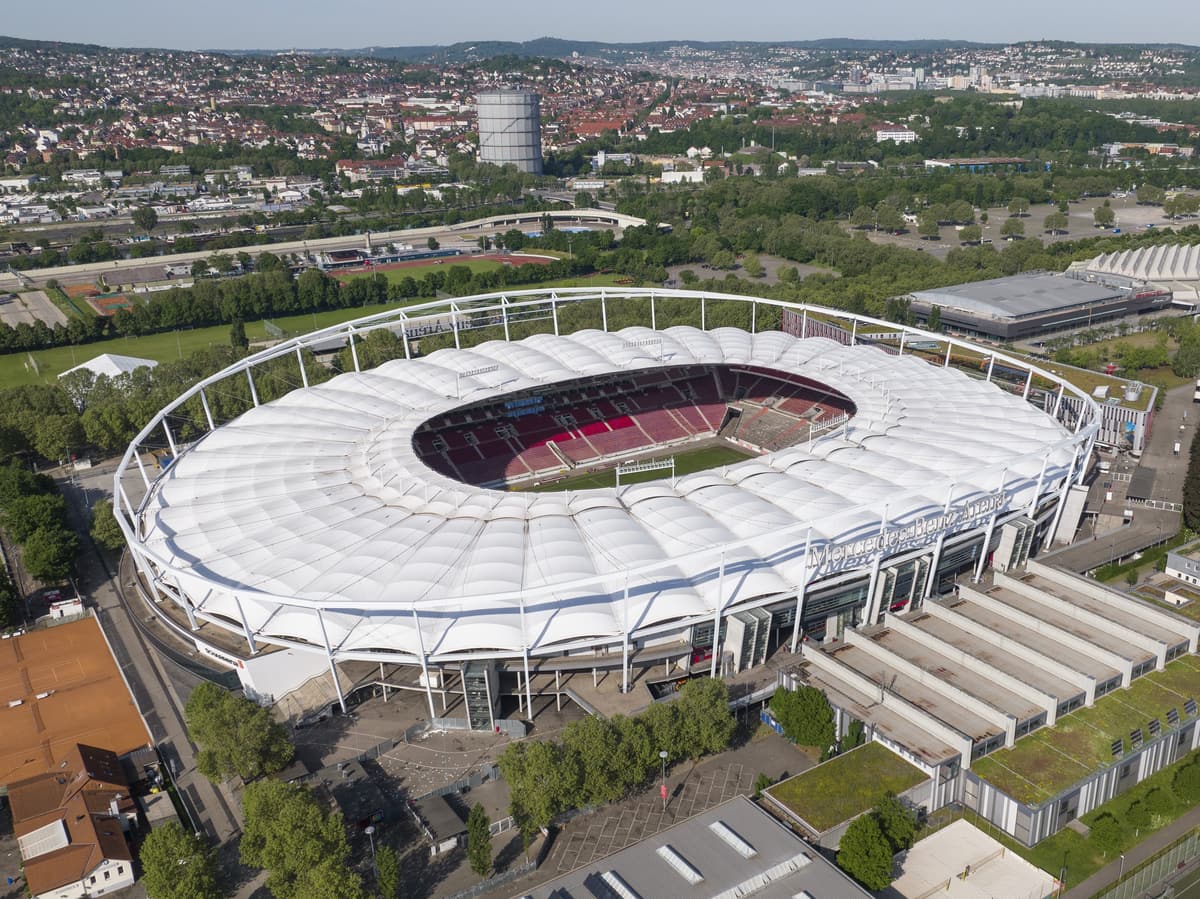 Luftaufnahme der MHPArena in Stuttgart-Bad Cannstatt mit dem weißen Membrandach und Blick in das leere Stadioninnere.